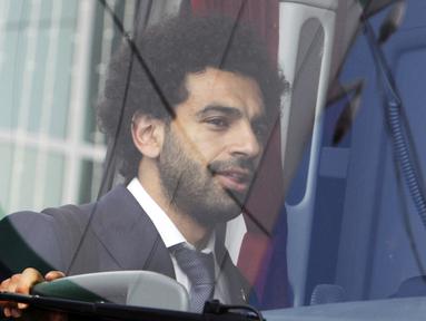 Bintang Mesir, Mohamed Salah, menaiki mobil saat tiba di Bandara Grozny, Chechnya, Minggu (10/6/2018). Pada Piala Dunia 2018, Mesir tergabung di Grup A bersama Rusia, Uruguay dan Arab Saudi. (AP/Musa Sadulayev)