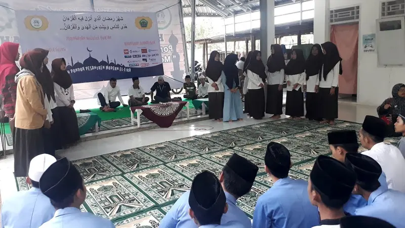 Diskusi antara jurnalis, santri dan peserta Unique Course di Kampung Inggris Pesantren El Fira 3 Purwokerto. (Foto: Liputan6.com/Muhamad Ridlo)