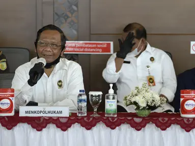 Menko Polhukam Mahfud MD (kiri) dan Menkumham Yasonna H Laoly menyampaikan keterangan terkait pemulangan buron Maria Pauline Lumowa di Bandara Soekarno-Hatta, Tangerang, Banten, Kamis (9/7/2020). Maria merupakan pembobol kas BNI Cabang Kebayoran Baru senilai Rp 1,2 triliun. (merdeka.com/Dwi Narwoko)