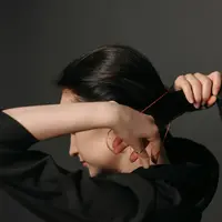Low sleek ponytail dikenal sebagai gaya rambut yang sederhana tetapi mampu memberi kesan elegan dan modern (Sumber: Pexels.com)