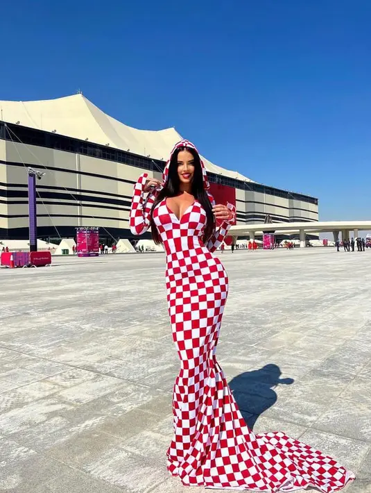 Ivana Knoll tampil mengenakan slim fit hoodie dress dengan kerah v-neck yang memperlihatkan belahan dadanya. @knolldoll.