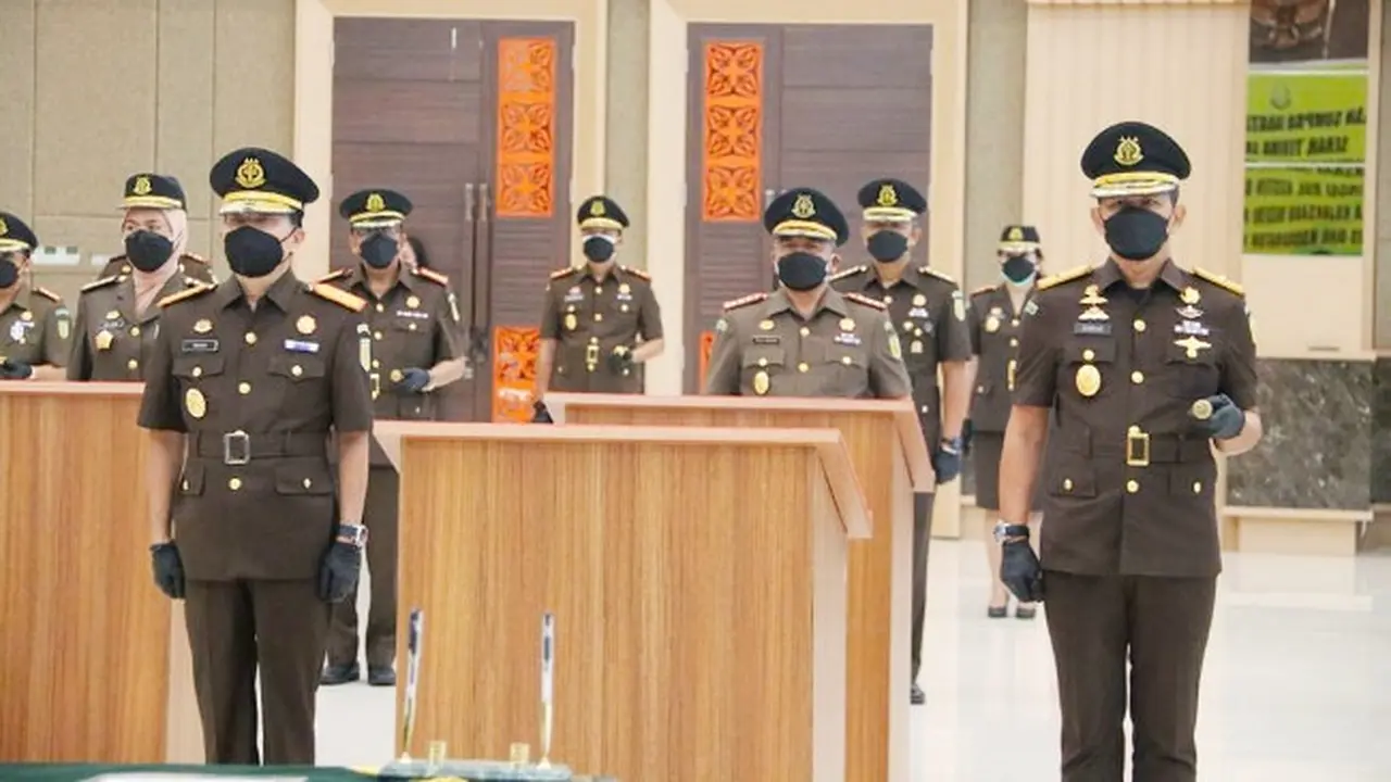 Pelantikan sejumlah pejabat baru di Kejati Riau.