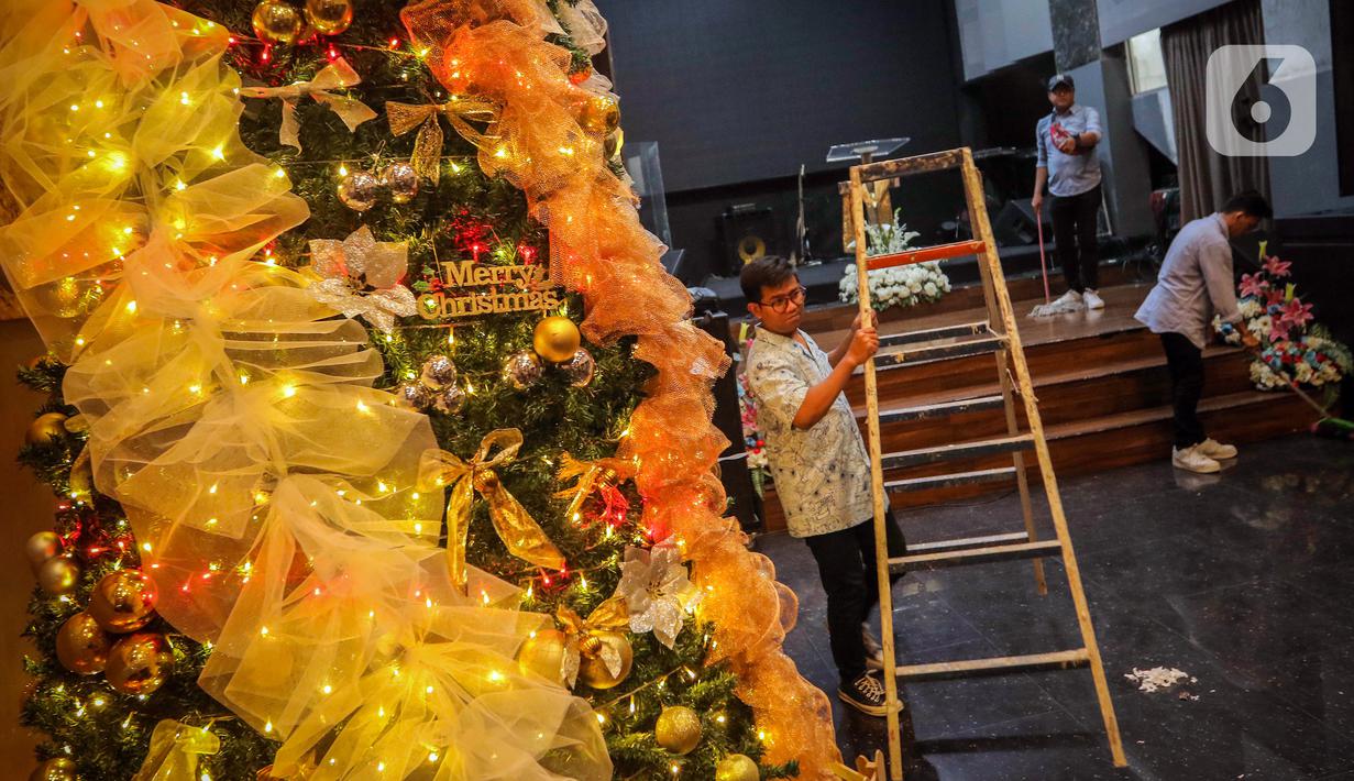 Agenda bersih-bersih di gereja tersebut juga menjadi simbol pemuliaan rumah ibadah dan ketaatan pada sila pertama Pancasila, Ketuhanan yang Maha Esa. (Liputan6.com/Angga Yuniar)