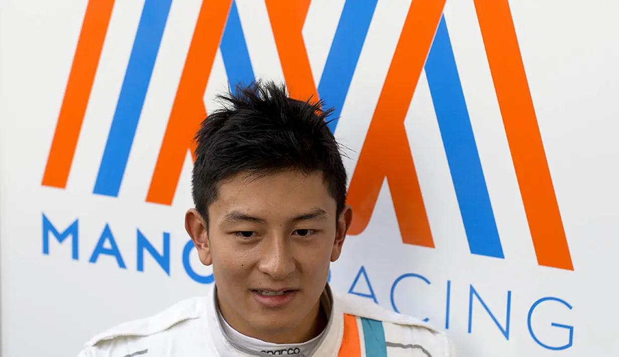 Pebalap tim Manor F1, Rio Haryanto, kerap melemparkan senyum saat disapa oleh fans ataupun media. (AFP/Josep Lago)