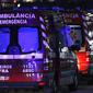 Antrean lebih dari 30 puluhan ambulans yang menunngu untuk menyerahkan pasien COVID-19 mereka kepada petugas medis di rumah sakit Santa Maria di Lisbon, Kamis (28/1/2021). Portugal kembali mencatatkan rekor penambahan angka kasus harian virus corona dan kematian baru-baru ini. (AP/Armando Franca)