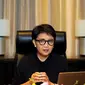 Menteri Luar Negeri RI Retno Marsudi dalam pembukaan Kongres Indonesianis ke-5 secara daring pada Kamis (19/10/2023). (Tangkapan Layar Zoom)