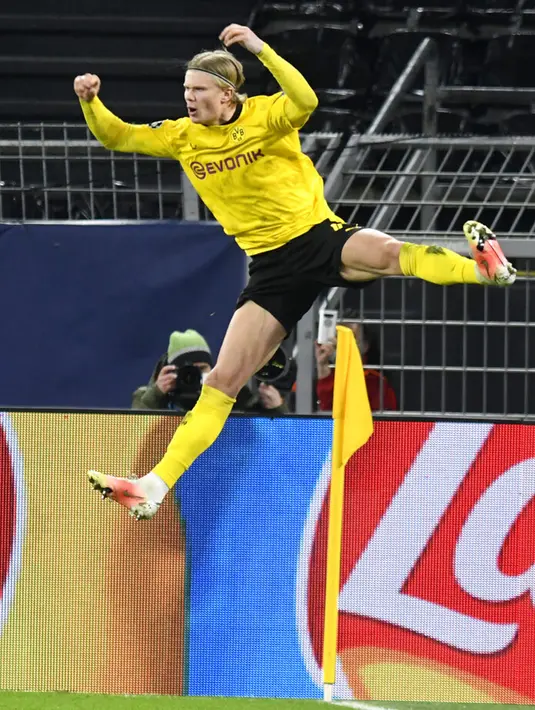 Pemain Borussia Dortmund Erling Haaland melakukan selebrasi usai mencetak gol ke gawang Sevilla FC pada pertandingan leg kedua babak 16 besar Liga Champions di Dortmund, Jerman, Selasa (9/3/2021). Laga berakhir imbang 2-2. (Bernd Thissen/Pool via AP)