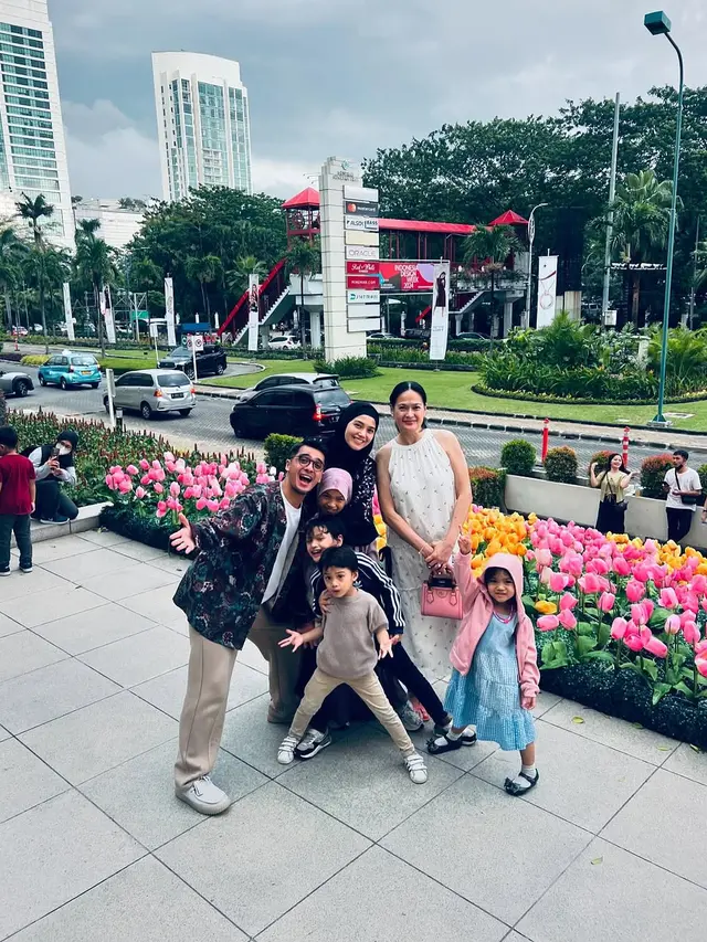 Donna Harun dengan Herfiza Novianti
