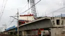 Pekerja melakukan proses pembangunan kontruksi jalur DTT di Jakarta, Jumat (13/4). Menhub Budi Karya Sumadi menargetkan penyelesaian pembangunan proyek infrastruktur jalur DDT Manggarai- Cikarang selesai pada 2020. (Liputan6.com/Johan Tallo)