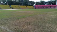 Kondisi terkini Stadion H. Agus Salim, Padang. Rumput menguning. (Bola.com/Arya Sikumbang)