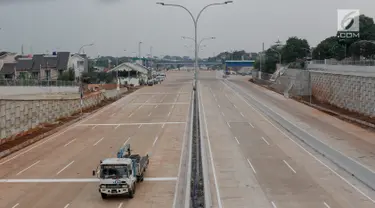 Truk melintas di dekat proyek Tol Depok-Antasari (Desari) seksi 1 di Jakarta Selatan, Selasa (17/7). BPJT Kementerian PUPR menyatakan tol seksi 1 yang menghubungkan Antasari-Brigif sepanjang 5,80 km bakal segera selesai. (Liputan6.com/Immanuel Antonius)