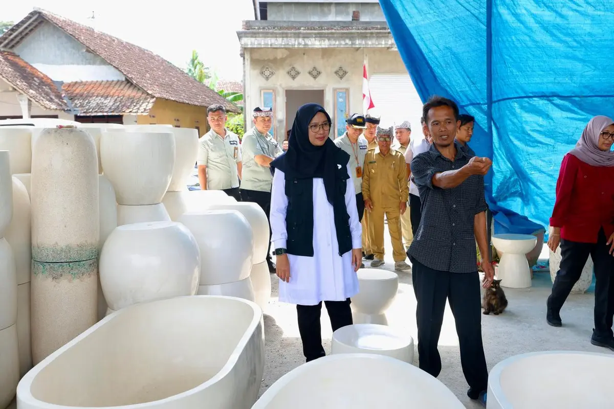 Bupati Banyuwangi Ipuk Fiestiandani tinjau rumah produksi furnitur dari limbah plastik di Banyuwangi