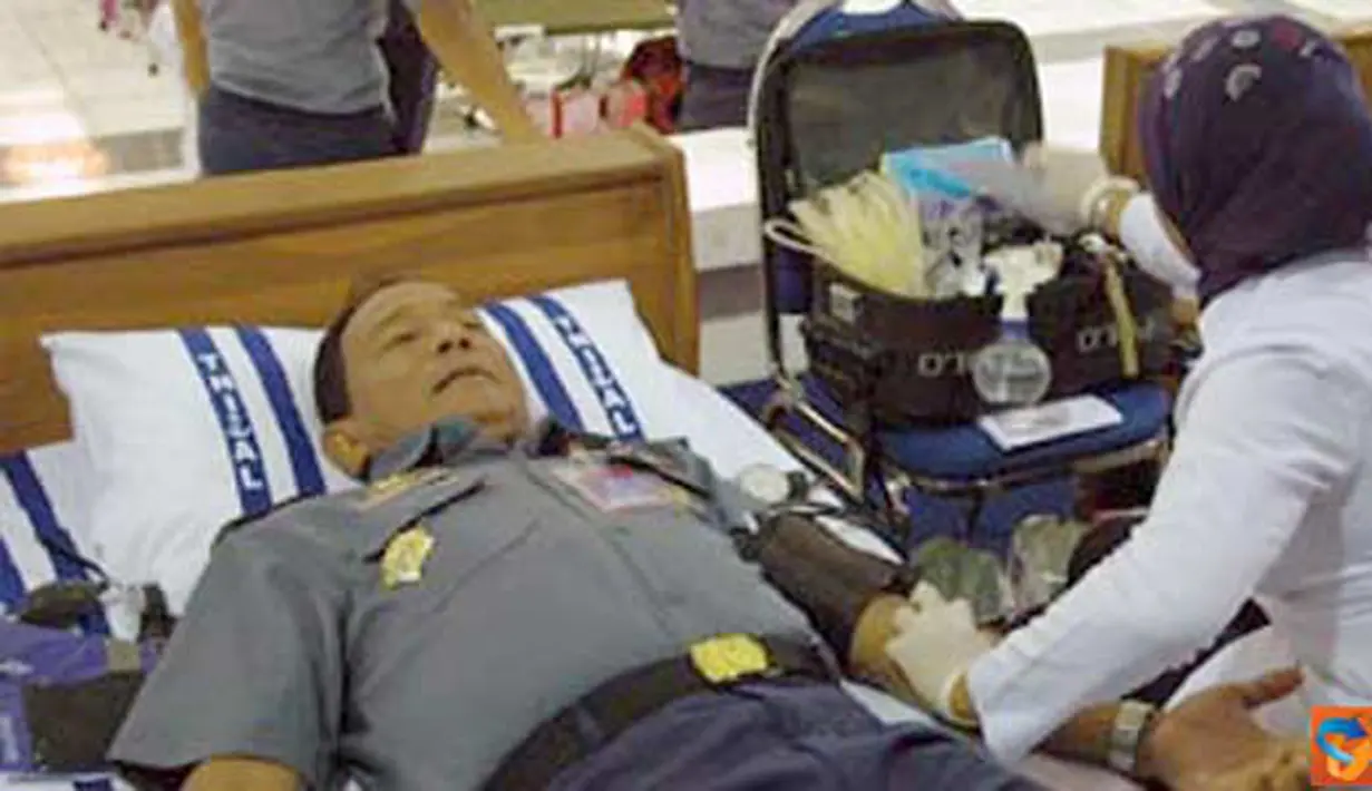 Citizen6, Surabaya: Kegiatan donor darah Prajutrit kobangdikal yang terdiri Perwira,bintara,tamtama dan Pegawai Sipil Kobangdikal di Gedung R Moeljadi Kobangdikal dalam rangka Hardikal ke 65. (Pengirim: Rohman Arif)