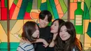 Wulan Guritno cukup dekat dengan ketiga anak-anaknya. Terbaru ia pun berfoto bersama putrinya, London saat liburan. [@wulanguritno]