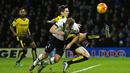  Pemain Tottenham, Harry Kane  berebut bola dengan pemain Watford, Craig Cathcart (kanan) pada lanjutan Liga Premier Inggris di Stadion Vacarage Road, Inggris, Selasa (29/12/2015) dini hari WIB. Spurs menang 2-1. (Reuters/Eddie Keogh)