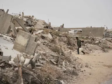 Seorang pria Palestina membawa wadah air di Kota Gaza, Selasa 12 Mei 2026. Kerusakan luas infrastruktur akibat serangan Israel sejak Oktober 2023 silam ditambah merosotnya ketersediaan air layak pakai, mendorong lebih dari dua juta warga Gaza ke ambang krisis keamanan air paling berbahaya. (AP Photo/Abdel Kareem Hana)