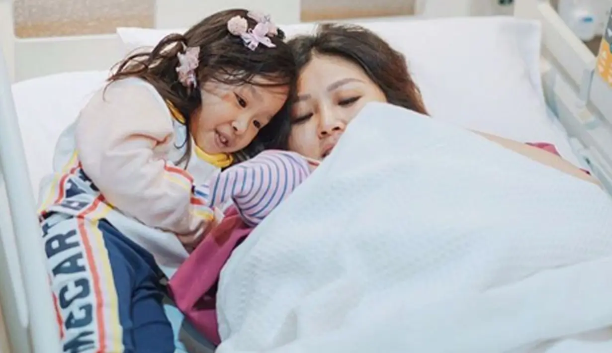 Potret Thalia dan Thania dengan sang bunda. (Liputan6.com/IG/ruben_onsu)