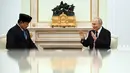 Presiden Republik Indonesia, Prabowo Subianto (kiri) saat melakukan pertemuan dengan Presiden Rusia Vladimir Putin di Istana Kremlin, Moskow pada Senin 13 April 2026. Presiden Republik Indonesia, Prabowo Subianto, kembali bertemu Presiden Rusia, Vladimir Putin. (Igor IVANKO/POOL/AFP)
