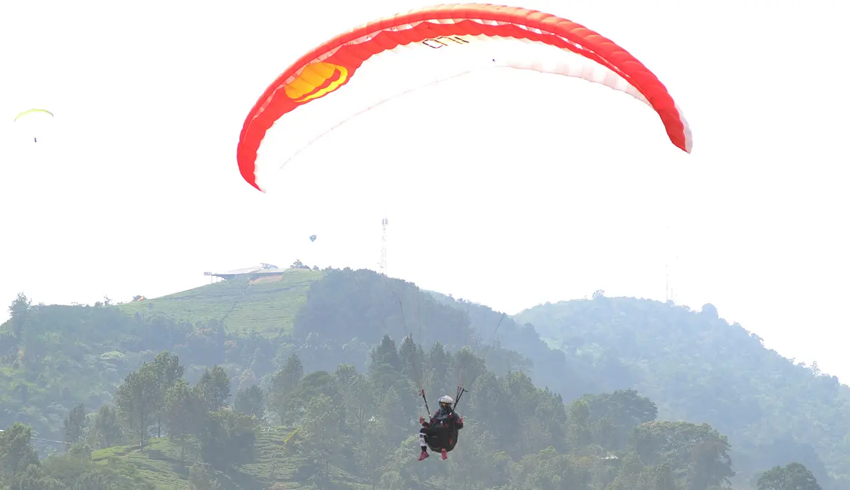 Atlet paralayang Indonesia, Rika Wijayanti saat lepas landas pada babak nomor ketepatan mendarat individu putri di Gunung Mas, Puncak, Jawa Barat, Kamis (23/8). Rika menyumbangkan medali perunggu dengan mengoleksi 120 poin. (Merdeka.com/Arie Basuki)