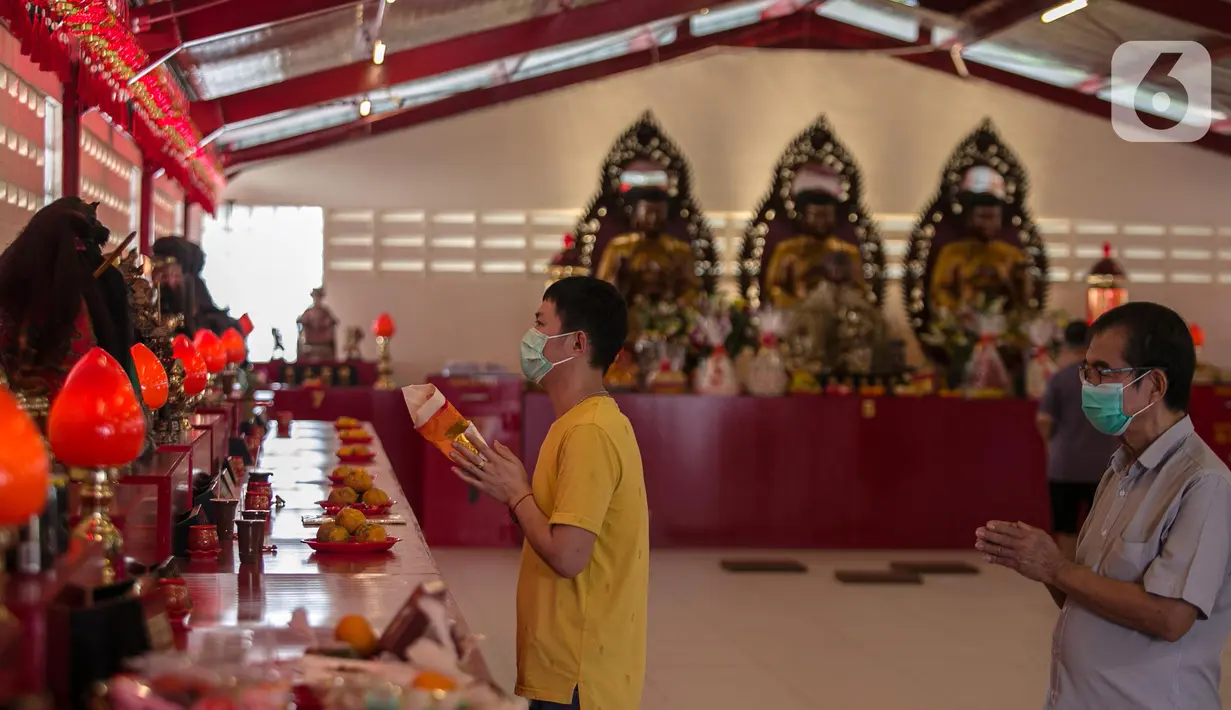 Warga bersembahyang di Vihara Dharma Bakti yang baru di kawasan Glodok, Jakarta, (1/2/2021). Vihara Dharma Bakti yang popular dengan sebutan Vihara Petak Sembilan ini adalah salah satu tempat yang banyak didatangi saat tahun baru China. (Liputan6.com/Faizal Fanani)