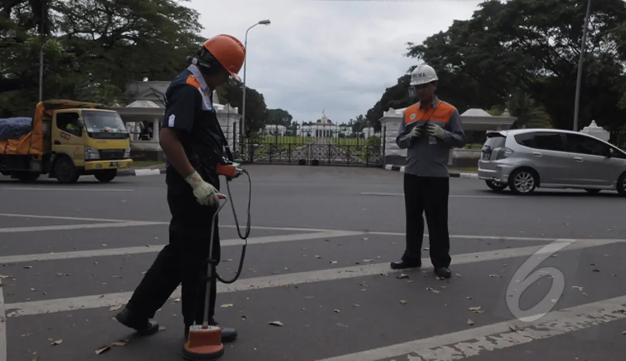 Petugas PLN melakukan pengecekan jaringan kabel di sekitar Istana Bogor, Jawa Barat, Rabu (403/2015). PLN Bogor berencana menambah dua penyulang dengan kapasitas 20KV untuk mendukung kinerja Presiden Joko Widodo.(Liputan6.com/Andrian M Tunay)
