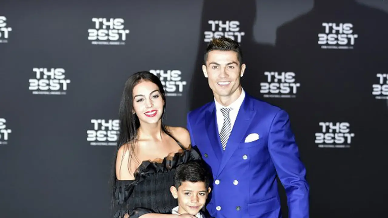 [Bintang] Cristiano Ronaldo dan Georgina Rodriguez