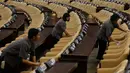 Petugas kebersihan ini dengan telaten membersihkan tiap sudut dari kursi para anggota dewan, Jakarta, Jumat (17/10/2014) (Liputan6.com/Andrian M Tunay) 