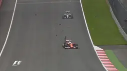 Pebalap Ferrari, Sebastian Vettel, mengalami pecah ban saat balapan F1 GP Austria di Sirkuit Red Bull Ring, Austria, Minggu (3/7/2016). (Bola.com/Twitter/F1)