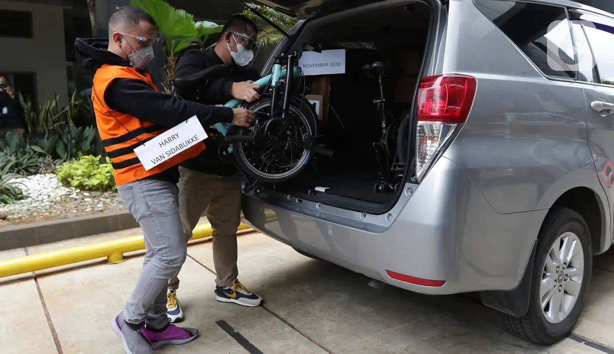 Tersangka Harry Sidabuke (kiri) bersama perantara anggota Komisi II DPR Ihsan Yunus, Agustri Yogasmara memasukkan sepeda ke dalam mobil saat rekonstruksi perkara dugaan korupsi pengadaan bantuan sosial penanganan COVID-19 di gedung KPK, Jakarta, Rabu (10/2/2021). (Liputan6.com/Helmi Fithriansyah)