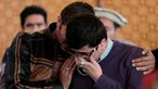 Kerabat dari korban kecelakaan pesawat Pakistan International Airlines (PIA) menangis saat menunggu tes DNA di rumah sakit PIMS di Islamabad, Pakistan, Kamis (8/12). (REUTERS / Caren Firouz)