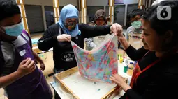Sejumlah anak berkebutuhan khusus (ABK) mengikuti pelatihan melukis di atas air atau suminagashi di Pasar Gintung, Tangerang Selatan, Banten, Minggu (26/6/20222). Kegiatan ini diharapkan dapat menjadi bekal bagi para ABK untuk mengisi kesibukan sekaligus merangsang motorik.
(merdeka.com/Arie Basuki)