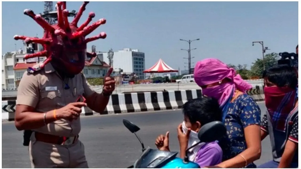 Polisi India Ini Gunakan Helm Corona untuk Edukasi Warga, Aksinya Viral