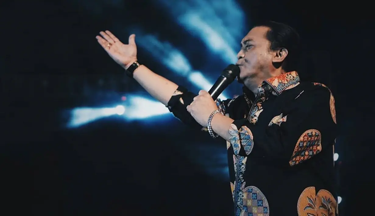 Di tahun 1995, pria kelahiran Surakarta 52 tahun silam ini semakin menunjukkan ciri khas pada setiap penampilannya. Pada tahun tersebut, Didi mengeluarkan album 'Malam Mingguan'. Tampilan Didi pun semakin terbangun dengan adat Jawanya yang khas. (Liputan6.com/IG/@didikempot_official)