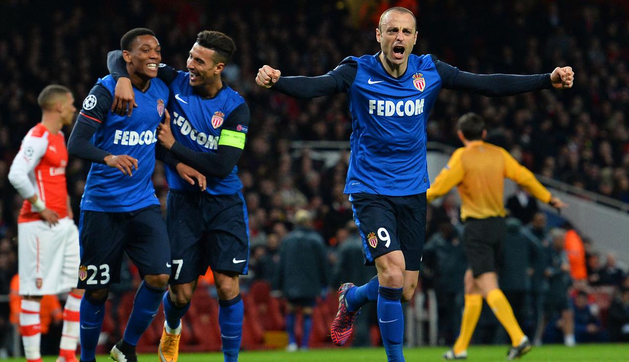 AS Monaco secara tak terduga pernah mengalahkan Arsenal 3-1 pada laga Liga Champions musim 2014/2015. Momen itu terjadi pada laga leg pertama babak 16 besar saat Arsenal menjamu AS Monaco di Emirates Stadium (25/2/2015). Tiga gol AS Monaco dicetak oleh Geoffrey Kondogbia, Dimitar Berbatov dan Yannick Carrasco, sementara satu-satunya gol tuan rumah dicetak oleh Alex Oxlade-Chamberlain. (AFP/Glyn Kirk)