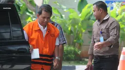 Tersangka Kabid Perizinan DPM PTSP Pemkab Subang, Asep Santika keluar dari mobil bersiap menjalani pemeriksaan di gedung KPK, Jakarta, Kamis (29/03). Dua tersangka ini diperiksa dengan kasus yang berbeda. (Merdeka.com/Dwi Narwoko)