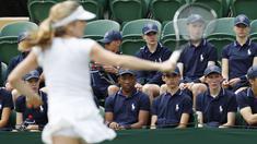 Ballboys dan Ballgirls menyaksikan sesi latihan atlet di Wimbledon, London, (1/7/2017). Turnament Wimbledon 2017 akan berlangsung pada  3-16 Juli 2017. (AFP/Adrian Dennis)
