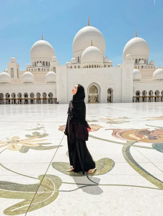 Penampilan Shandy Aulia yang paling menarik perhatian adalah ketika ia berpose di Abu Dhabi. Berpose di dalam Masjid Sheikh Zayed, Shandy Aulia tampil tertutup dengan outfit serba hitam dan kerudung hitam yang menutupi kepalanya. [Foto: Instagram/shandyaulia]