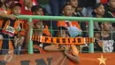 Suporter Persija termangu saat menyaksikan timnya berlaga melawan Madura United FC pada lanjutan Liga 1 di Stadion Patriot Candrabhaga, Bekasi, Kamis (4/5). Persija kalah 0-1. (Liputan6.com/Helmi Fithriansyah)