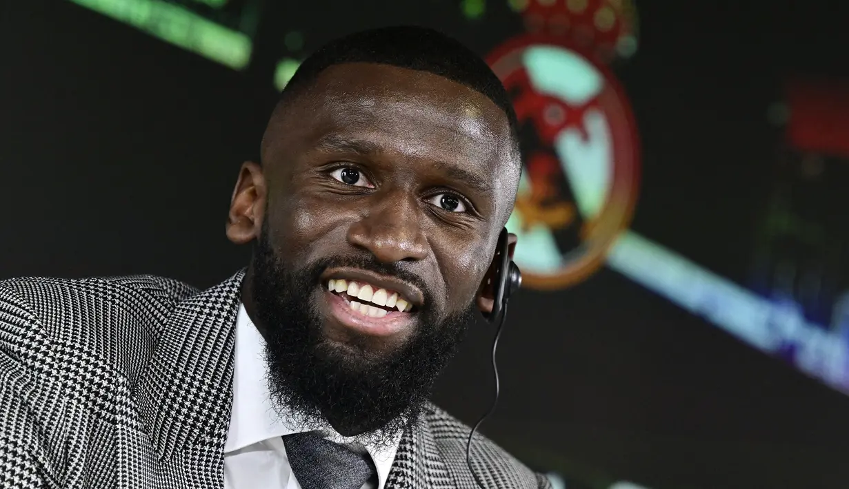 Antonio Rudiger. Bek tengah berusia 29 tahun ini baru saja didatangkan Real Madrid dari Chelsea dengan status bebas transfer untuk mengarungi musim 2022/2023. Bersama Chelsea yang diperkuatnya selama 5 musim, ia total tampil dalam 202 laga di semua ajang dengan torehan 12 gol dan 7 assist. Berbagai gelar bergengsi telah diraihnya bersama The Blues, di antaranya 1 gelar Piala FA, 1 Liga Champions dan 1 Liga Europa. (AFP/Javier Soriano)
