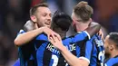 Pemain Inter Milan, Stefan de Vrij, Keita Balde dan Skriniar merayakan kemenangan atas Empoli pada akhir pertandingan pekan ke-38 Serie A di Giuseppe Meazza, Minggu (26/5/2019). Inter Milan lolos ke Liga Champions musim depan setelah bersusah payah menyegel kemenangan 2-1. (REUTERS/Alberto Lingria)