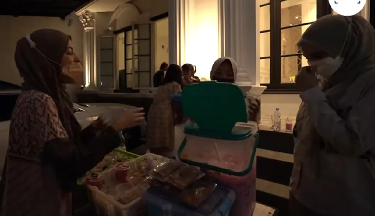 Buka Bersama TSF, Shireen dan Zaskia Sungkar (Youtube/The Sungkar Family)