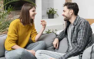 8 Cara Memulai Deep Talk dengan Pasangan agar Hubungan Makin Dekat dan Hangat