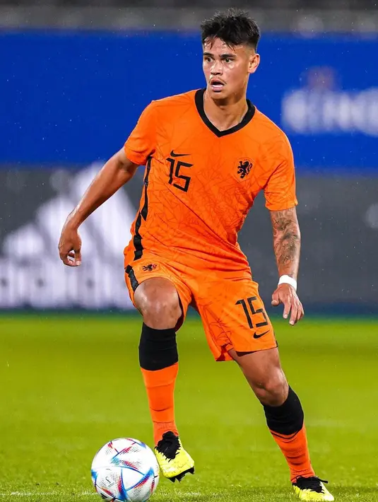 Mees Hilgers adalah bek tangguh yang juga membela Timnas Belanda U21. Pada 23 September 2022 lalu adalah debutnya sebagai pemain nasional Timnas Belanda U21. (Instagram/@fctwente)