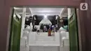 Peziarah melaksanakan salat berjemaah di Masjid Sunan Gunung Jati, Cirebon, Jawa Barat, Kamis (31/3/2022). Makam Sultan Syarif Hidayatullah atau Sunan Gunung Jati merupakan salah satu lokasi yang ramai didatangi para peziarah sebagai tradisi jelang bulan suci Ramadhan. (merdeka.com/Iqbal S. Nugroho)