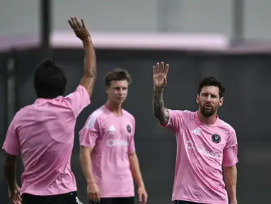 Penyerang Inter Miami asal Argentina, Lionel Messi (kanan) melambaikan tangan kepada rekan setimnya dalam sesi latihan menjelang pertandingan sepak bola Piala Dunia Antarklub 2025 Grup A melawan klub Mesir Al-Ahly di Inter Miami CF Training Centre, Fort Lauderdale, Florida, Amerika Serikat, 13 Juni 2025. (PATRICIA DE MELO MOREIRA/AFP)