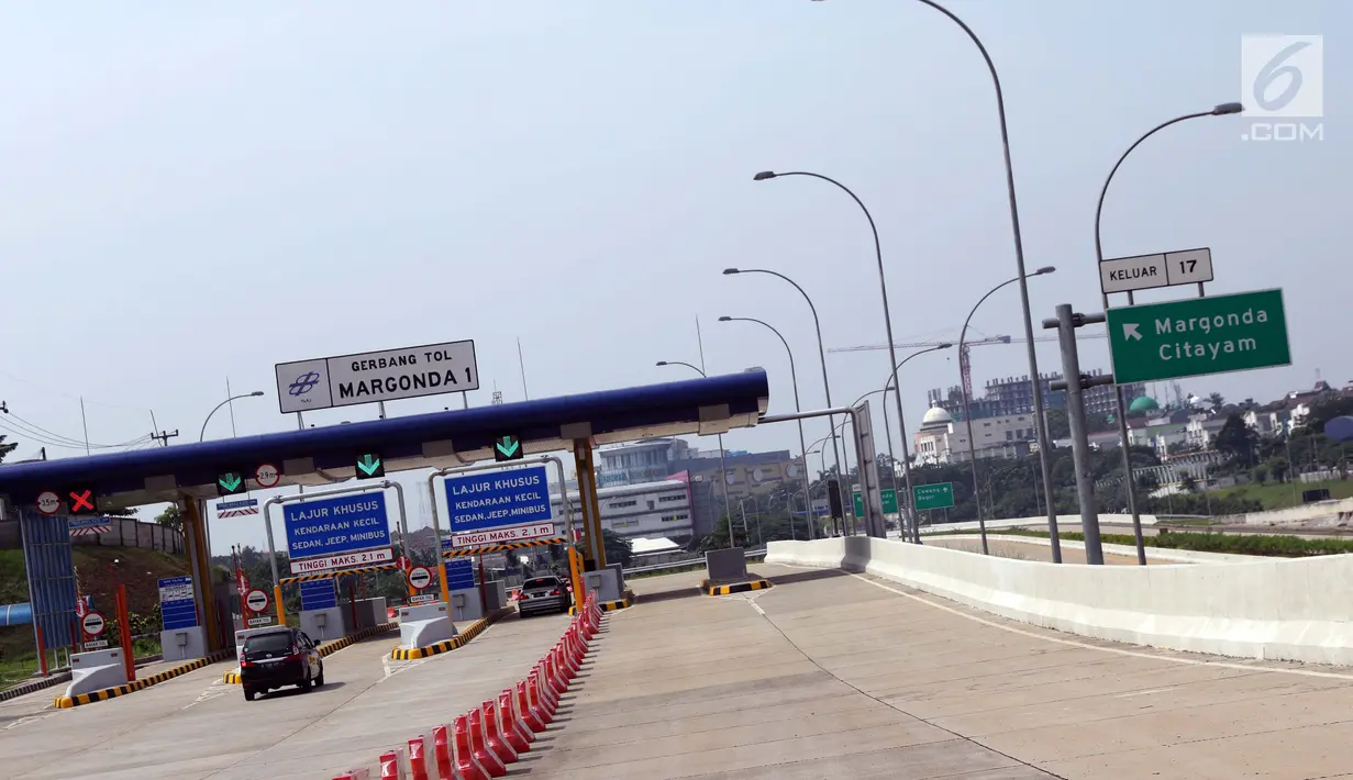 Pengendara memasuki gerbang tol Margonda I, Depok, Jawa Barat, Selasa (4/6/2019). Kementerian PUPR membuka ruas tol Cijago Seksi II secara fungsional dari gerbang tol Cisalak hingga Kukusan I (5,5 KM) hingga 10 Juni 2019 pukul 14.00 WIB. (Liputan6.com/Helmi Fithriansyah)
