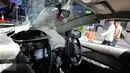 Kondisi bagian dalam mobil yang menabrak pejalan kaki di Jalan Boulevard Artha Gading, Jakarta, Sabtu (9/1/2016). Akibat kejadian tersebut, satu pengendara sepeda dan satu pejalan kaki meninggal di lokasi. (Liputan6.com/Helmi Afandi)