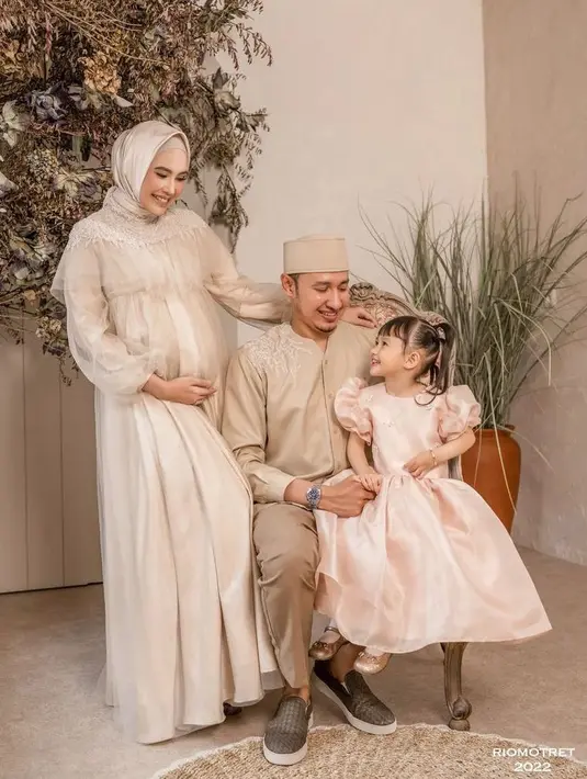 6. Tak hanya berdua, pemotretan kali ini Kartika juga ditemani oleh sang suami.  (Instagram/riomotret).