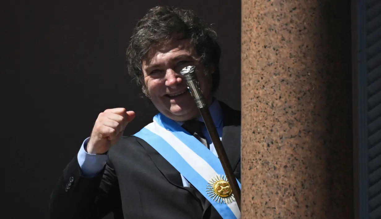 Hasil resmi Pemilu Argentina menunjukkan Javier Milei menang mutlak, dengan perolehan suara hampir 56% melawan rivalnya Menteri Ekonomi Peronis Sergio Massa dengan 44%. (Luis ROBAYO/AFP)