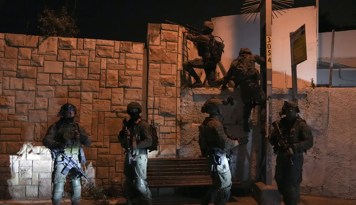 Pasukan keamanan mencari penyerang dekat lokasi penembakan di Tel Aviv, Israel, 7 April 2022. Penembakan ini menjadi serangan keempat dalam beberapa pekan terakhir. (AP Photo/Ariel Schalit)
